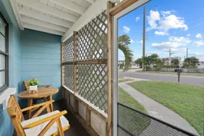 Downtown Cottage - Walk to the Beach & Restaurants - Image 5