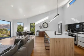 Modern Luxe House with Magnificent View - Image 4