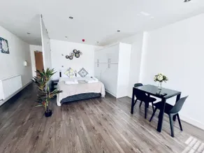 Deluxe King Studio- private en-suite with shower - Image 3