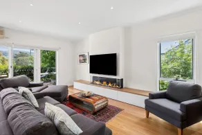 Luxury Lorne - Walk to the Beach - Image 5
