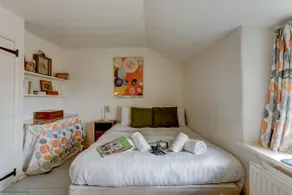 The White Cottage: Charming Woodstock Getaway - Image 5
