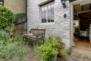 The White Cottage: Charming Woodstock Getaway - Image 3