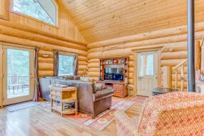 Woodland home near golf & ski slopes with wraparou - Image 4