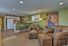 Walkable Downtown Logan Apartment w/ Rooftop Deck - Image 5
