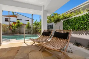 Ocean Blue - 5 Bedroom Pet-Friendly Beachside Home - Image 4