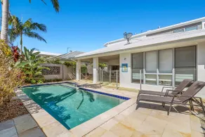 Ocean Blue - 5 Bedroom Pet-Friendly Beachside Home - Image 3