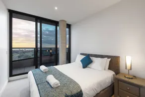 Lakeside Five Star Comfort with Uninterrupted Views - Image 4