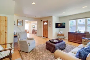 Charming Indianola Home: Walk to Town! - Image 5