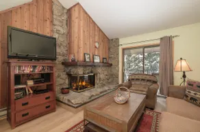 Lux & modern 1 bedroom - vaulted ceilings, close - Image 4