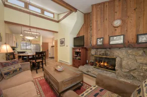 Lux & modern 1 bedroom - vaulted ceilings, close - Image 3
