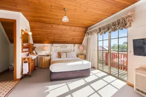 3 Bedroom Attic Spa Cottage - Adjacent the Beach - Image 2