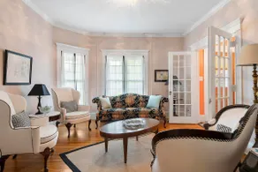 Beautifully Renovated Home, Blocks from Restaurants and Entertainment! - Image 3