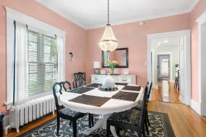 Beautifully Renovated Home, Blocks from Restaurants and Entertainment! - Image 5