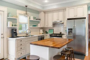 Beautifully Renovated Home, Blocks from Restaurants and Entertainment! - Image 2