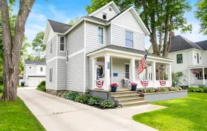 Beautifully Renovated Home, Blocks from Restaurants and Entertainment! - Image 4