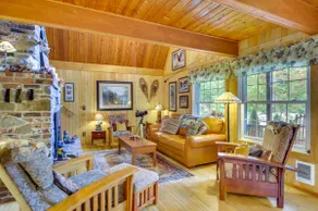 Owls Nest Gold Bar Cabin with Hot Tub and Fireplace - Image 4