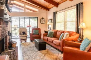 Cozy Cottage, Lake view, Pet friendly, FIBER WIFI! - Image 3