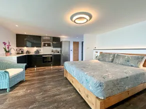 Silver Sea - features freestanding air-spa bath - Image 4