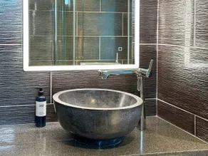 Silver Sea - features freestanding air-spa bath - Image 5