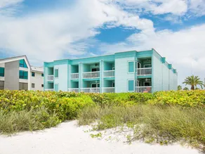 Komplett renovierte Wohnung direkt am Strand.<br><br>Buchen Sie vom 2. September bis zum 12. Oktober über VRBO und erhalten Sie bei Beach Bums einen Golfwagenverleih zum halben Preis mit dem Verleih von zwei oder mehr Fahrrädern. Erkundigen Sie sich na... - Image 3