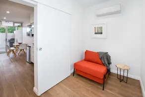Queen Studio Apartment Accessibility ”Jury Room” - Image 2