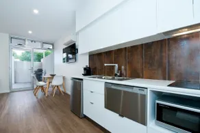 Queen Studio Apartment Accessibility ”Jury Room” - Image 5