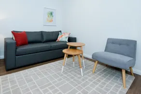Queen Studio Apartment Accessibility ”Jury Room” - Image 4