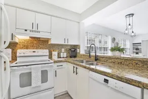 260A – Modern Magnolia • No Stairs + Free Parking - Image 5