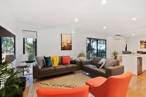 Treetops-Large Home 9km to CBD Sleeps 10 - Image 2