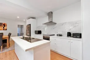 Treetops-Large Home 9km to CBD Sleeps 10 - Image 5