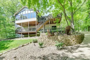 The Bella Vista Lakeside Treehouse: Dock & Kayaks! - Image 4