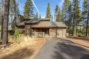 Walk to Deschutes River, 4 chambres, 2 niveaux, bain à remous, foyer au bois- HUMM21 - Image 2
