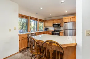 Walk to Deschutes River, 4 chambres, 2 niveaux, bain à remous, foyer au bois- HUMM21 - Image 3