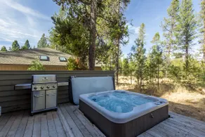 Walk to Deschutes River, 4 chambres, 2 niveaux, bain à remous, foyer au bois- HUMM21 - Image 5