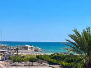 Beachfront apartment with ocean views - Image 5