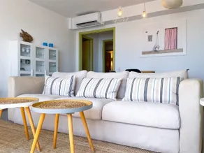 Beachfront apartment with ocean views - Image 3