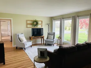 4BR/3BA on 2 acres, Sleeps 10, Pet Friendly - Image 2