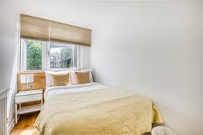 Spacious 4BR Home In Brixton with Garden - Image 3