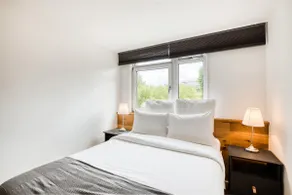 Spacious 4BR Home In Brixton with Garden - Image 4