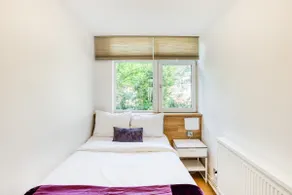 Spacious 4BR Home In Brixton with Garden - Image 5