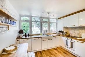 Spacious 4BR Home In Brixton with Garden - Image 2