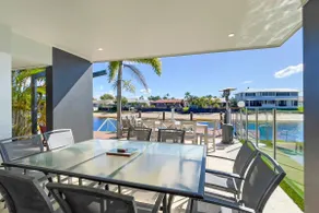 Bemerkenswertes Haus am Wasser mit sechs Schlafzimmern! - Image 5