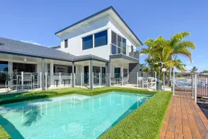 Bemerkenswertes Haus am Wasser mit sechs Schlafzimmern! - Image 2