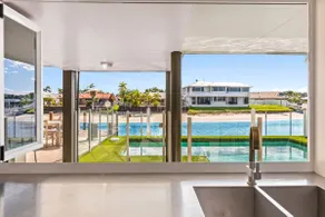 Bemerkenswertes Haus am Wasser mit sechs Schlafzimmern! - Image 3