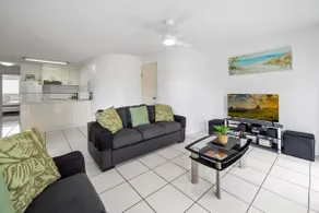 Central, neat and affordable 2 bed apartment - Image 4