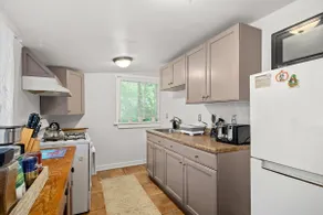 Dog Friendly Cottage with Fully Fenced in Yard - Image 3