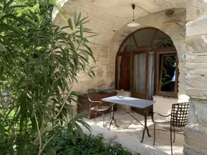 Stone vaulted studio with private patio - Image 2