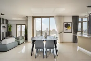Præsidentiel 2-værelses lejlighed med terrasse - Image 2