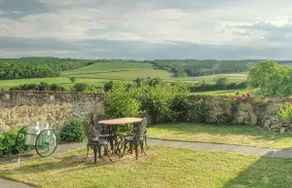 Cottage de plain-pied, avec des caractéristiques traditionnelles et poêle à bois dans la campagne - Image 2