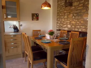 Cottage de plain-pied, avec des caractéristiques traditionnelles et poêle à bois dans la campagne - Image 5